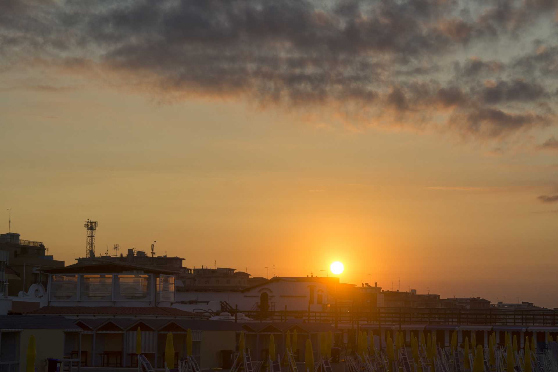 Perch ad Ostia si vede l''alba sul mare?